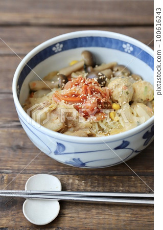 用剩餘豆漿和泡菜鍋製作的配料豐富的燉拉麵 100616243