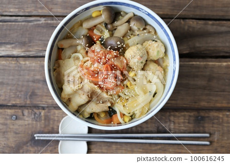 用剩餘豆漿和泡菜鍋製作的配料豐富的燉拉麵 用剩餘豆漿和泡菜鍋製作的配料豐富的燉拉麵 100616245