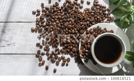 陽光明媚的房間和咖啡 | 白木背景 100618521