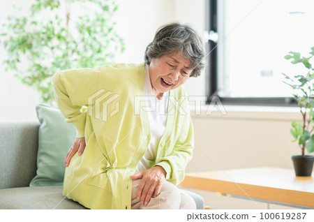 感覺下背部疼痛的高級女性 感覺下背部疼痛的高級女性 100619287