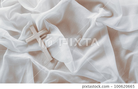 Good Friday and Holy week concept - A religious cross on white fabric background. 100620665
