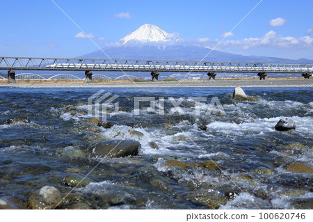 東海道新幹線行駛在藤川大橋上，側身眺望富士山 100620746
