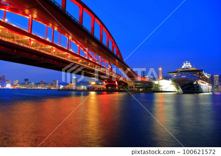 [Hyogo Prefecture] Night view of Kobe Ohashi Bridge and Diamond Princess 100621572