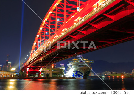 [兵庫縣]神戶大橋和鑽石公主的夜景 100621593