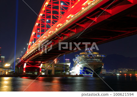 [兵庫縣]神戶大橋和鑽石公主的夜景 100621594