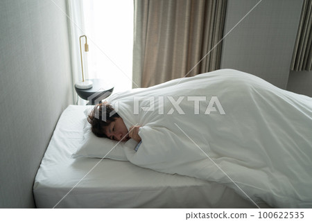 一個40多歲的男人在臥室裡 100622535