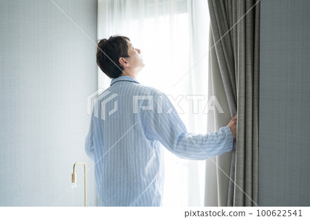 一個40多歲的男人在臥室裡 100622541