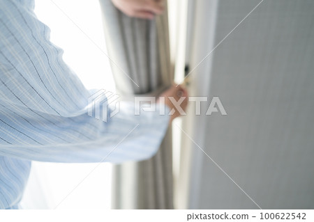 一個40多歲的男人在臥室裡 100622542
