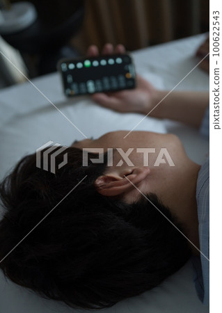 一個40多歲的男人在臥室裡 100622543