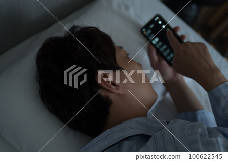 A man in his 40s in the bedroom 100622545