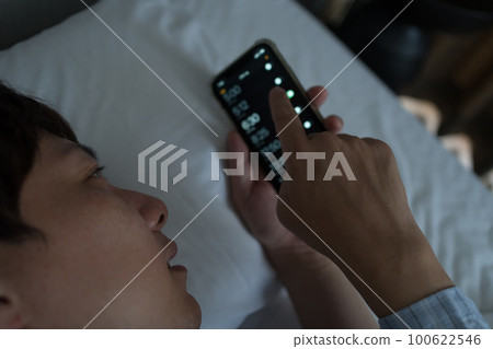 A man in his 40s in the bedroom 100622546