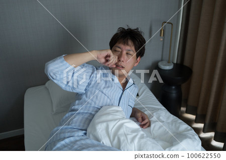 一個40多歲的男人在臥室裡 100622550