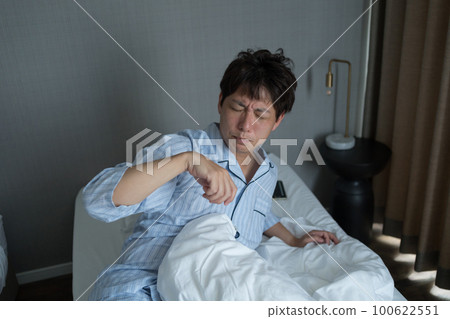 一個40多歲的男人在臥室裡 100622551