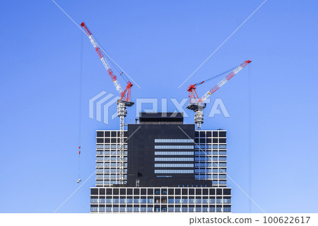 View tower cranes on a skyscraper under construction View tower cranes on a skyscraper under construction 100622617