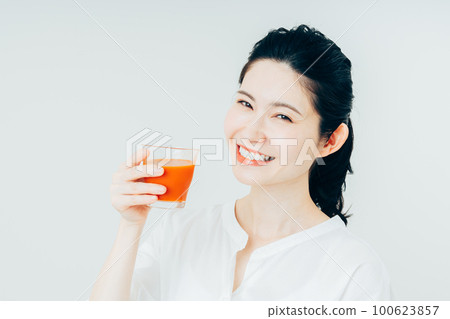 Middle-aged woman drinking vegetable juice Middle-aged woman drinking vegetable juice 100623857