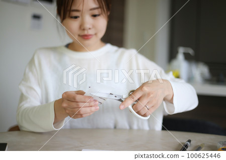 woman cutting documents with scissors woman cutting documents with scissors 100625446