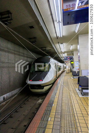 Limited express trains arriving at and departing from Kintetsu Nagoya Station Limited express trains arriving at and departing from Kintetsu Nagoya Station 100627930