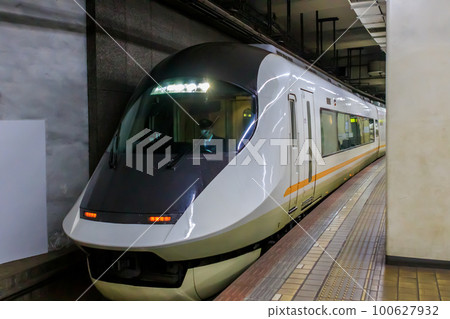 Limited express trains arriving at and departing from Kintetsu Nagoya Station Limited express trains arriving at and departing from Kintetsu Nagoya Station 100627932