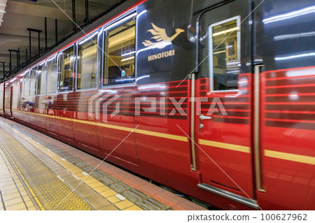 Limited express trains arriving at and departing from Kintetsu Nagoya Station 100627962