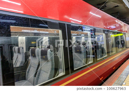 Limited express trains arriving at and departing from Kintetsu Nagoya Station Limited express trains arriving at and departing from Kintetsu Nagoya Station 100627963