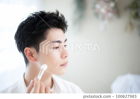 Image of a man wearing make-up For beauty and beauty Image of a man wearing make-up For beauty and beauty 100627983