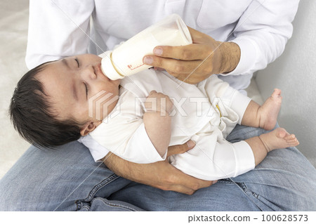 A baby who drinks milk while sleeping while being held by his father (0 years and 3 months old, Japanese, boy) A baby who drinks milk while sleeping while being held by his father (0 years and 3 months old, Japanese, boy) 100628573