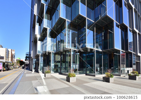福岡市天神十字路口附近的天神商業中心大樓天神Big Bang風景 100628615