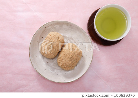 Ohagi and soybean flour Ohagi and soybean flour 100629370