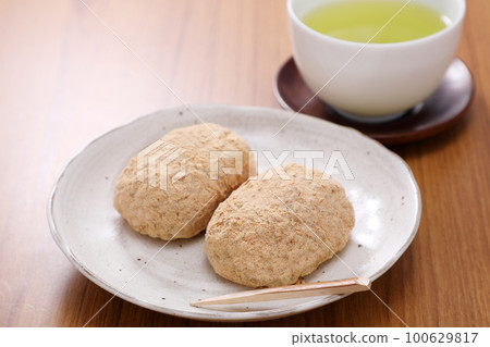 Ohagi and soybean flour 100629817
