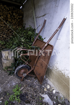 Old rusty wheelbarrow 100630082