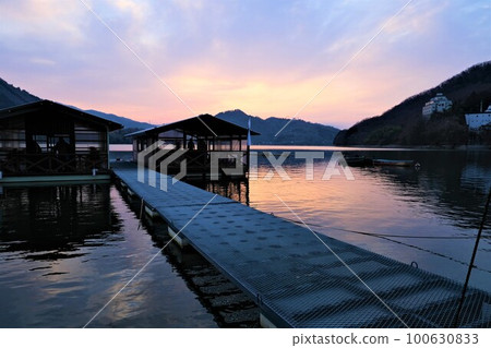 相模湖碼頭,您可以在早晨的陽光下在室內釣魚 相模湖碼頭,您可以在早晨的陽光下在室內釣魚 100630833