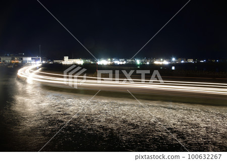 北海道八雲大部漁港早春時節拍攝進出漁船的光跡 100632267