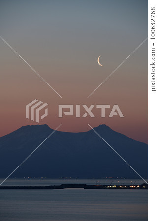 早春從北海道八雲町的大部漁港拍攝駒岳和月牙日出的景色 早春從北海道八雲町的大部漁港拍攝駒岳和月牙日出的景色 100632768