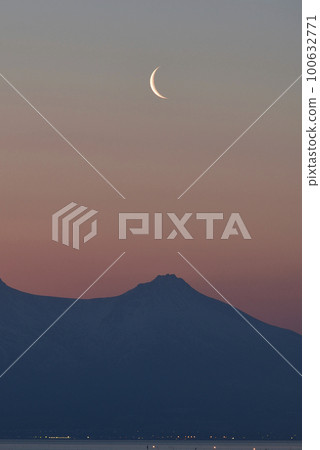 早春從北海道八雲町的大部漁港拍攝駒岳和月牙日出的景色 早春從北海道八雲町的大部漁港拍攝駒岳和月牙日出的景色 100632771