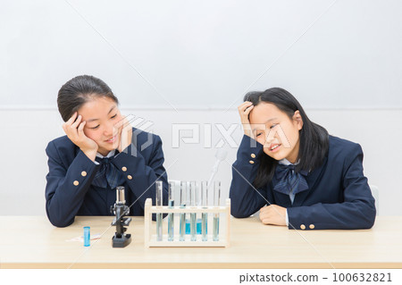 做科學實驗的初中女生(抑鬱/壓力) 做科學實驗的初中女生(抑鬱/壓力) 100632821
