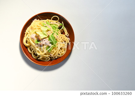 Handmade pasta with spring cabbage 100633260