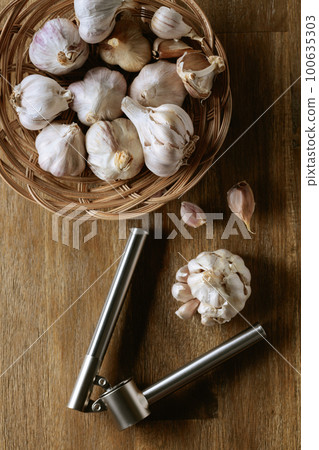 Garlic bulbs on an old wooden table. 100635303