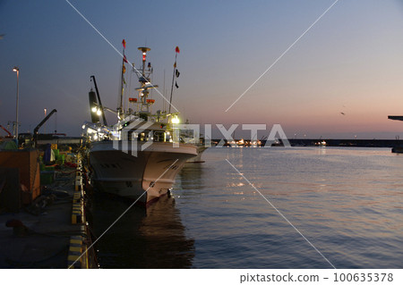 Shoot the scenery of Ochibe fishing port at dawn in Yakumo-cho, Hokkaido in early spring 100635378