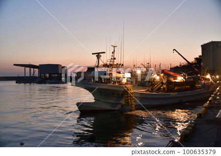 Shoot the scenery of Ochibe fishing port at dawn in Yakumo-cho, Hokkaido in early spring 100635379