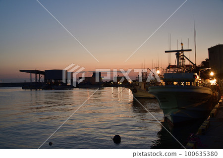 Shoot the scenery of Ochibe fishing port at dawn in Yakumo-cho, Hokkaido in early spring 100635380