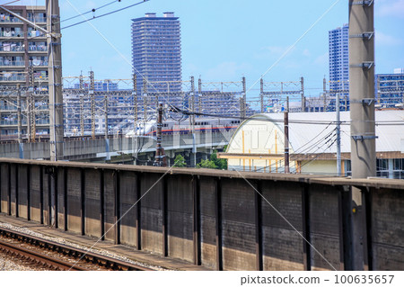 迷人的彎道和經過的新幹線和在來列車 100635657
