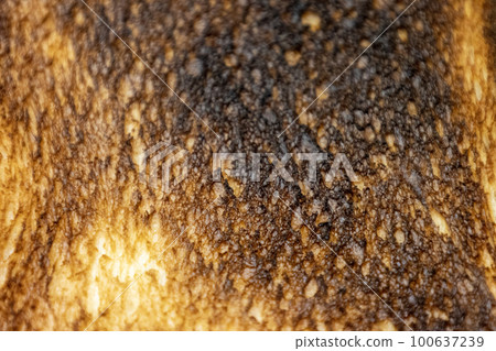 過度烘烤和燒焦的麵包特寫 過度烘烤和燒焦的麵包特寫 100637239