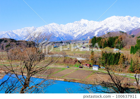 四月的白馬村：美麗的北阿爾卑斯山：白馬村與白雪皚皚的北阿爾卑斯山 100637911