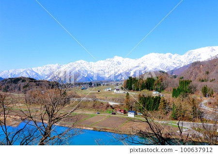四月的白馬村：美麗的北阿爾卑斯山：白馬村與白雪皚皚的北阿爾卑斯山 100637912