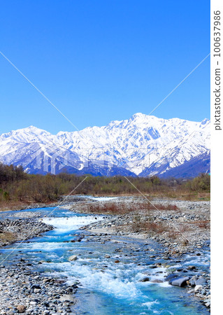 Hakuba Village in April: The Beautiful Northern Alps: Hakuba Village and the Snow-Covered Northern Alps 100637986