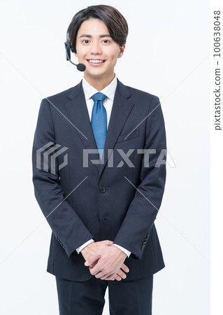 Young male operator 100638048