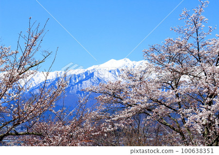 白雪皚皚的北阿爾卑斯 信濃大町 四月 美麗的北阿爾卑斯 春天 北阿爾卑斯 白雪皚皚的北阿爾卑斯 信濃大町 四月 美麗的北阿爾卑斯 春天 北阿爾卑斯 100638351