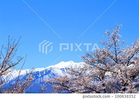 白雪皚皚的北阿爾卑斯 信濃大町 四月 美麗的北阿爾卑斯 春天 北阿爾卑斯 白雪皚皚的北阿爾卑斯 信濃大町 四月 美麗的北阿爾卑斯 春天 北阿爾卑斯 100638352