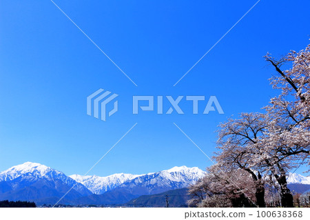 白雪皚皚的北阿爾卑斯 信濃大町 四月 美麗的北阿爾卑斯 春天 北阿爾卑斯 100638368