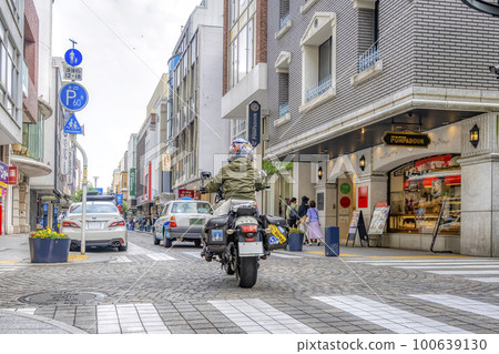騎著美式大摩託來到橫濱元町商店街的女騎手 100639130